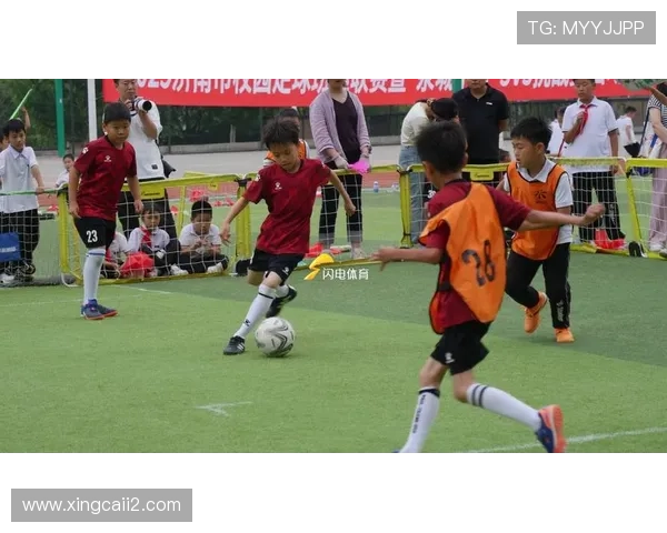 百队杯足球赛全程直播，绿茵少年挥洒汗水追逐梦想